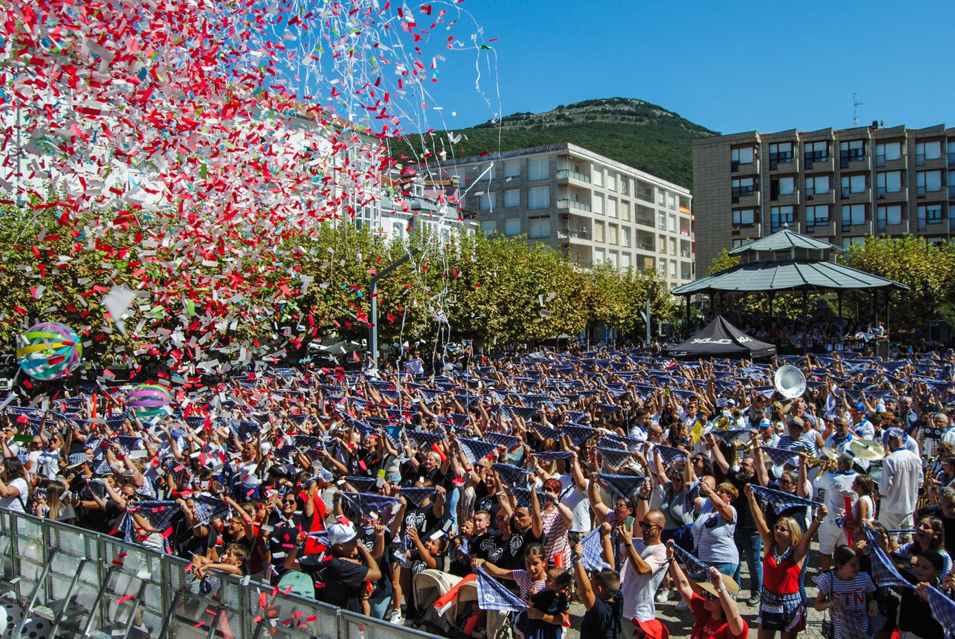 Tras el cohete, los pañuelos marineros se han izado y ha estallado una lluvia de confeti blanco y rojo.