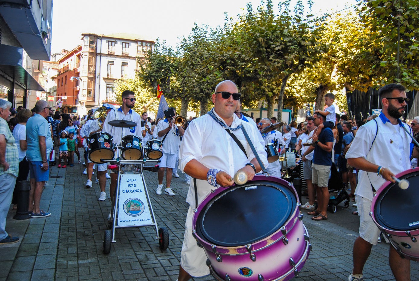 Los vecinos contemplan atentos la entrada triunfal de Los Ronceros en la plaza. 