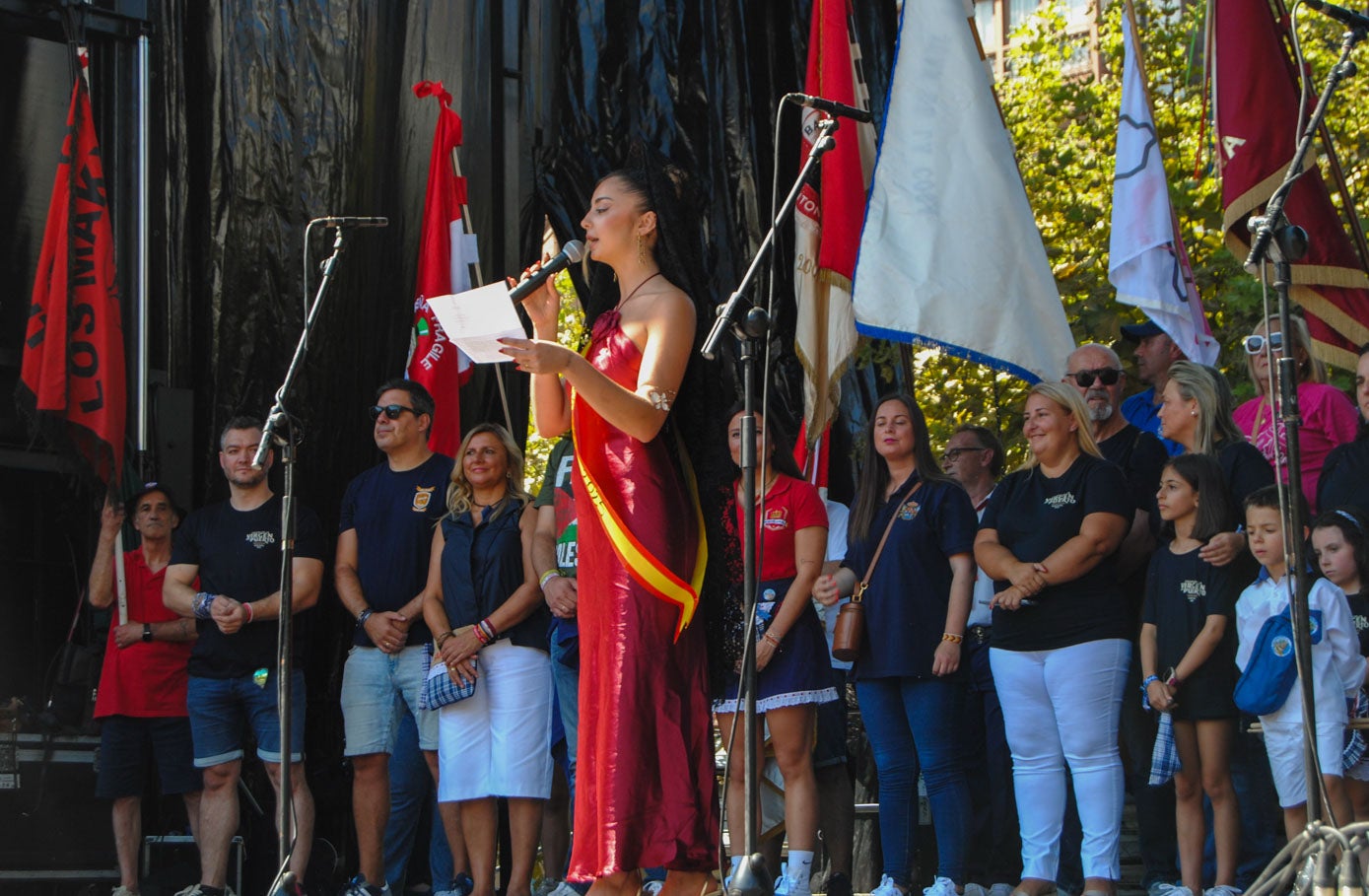 Una de las Manolas da la bienvenida al jolgorio y la alegría. 