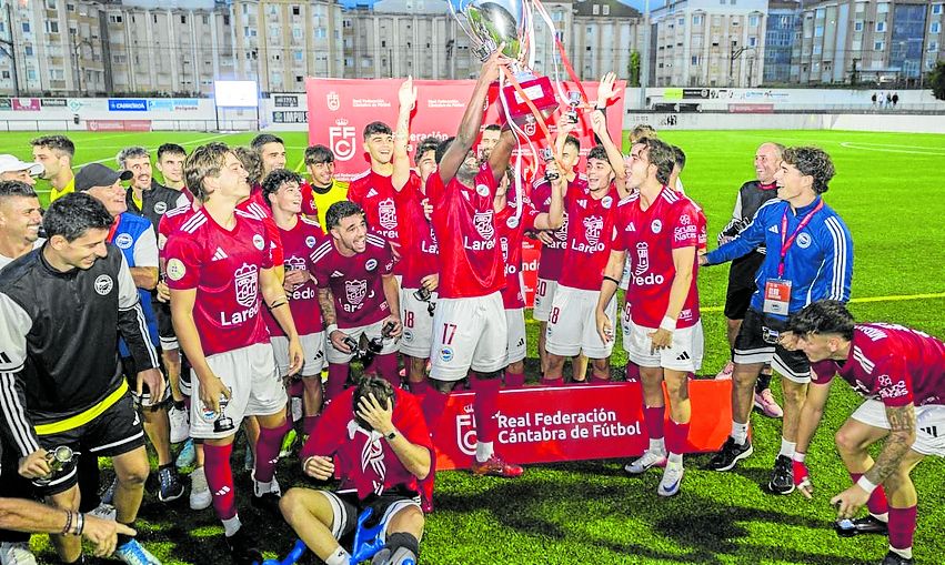 El Laredo, tras ganarla Copa Federación.