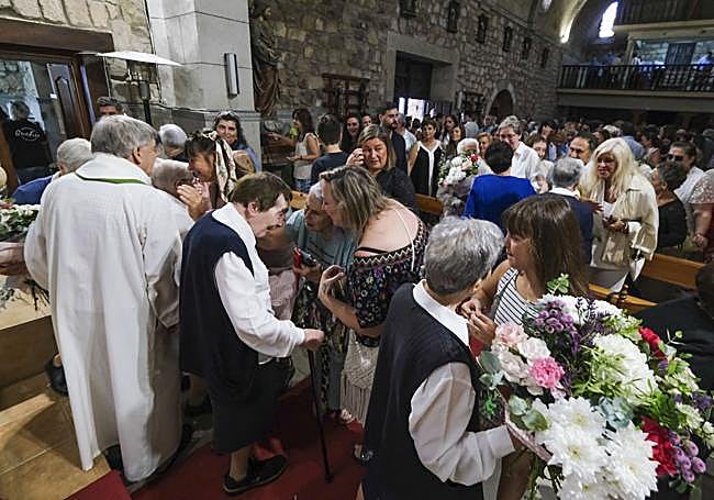 Los vecinos hicieron cola para saludar a las hermanas tras la misa.