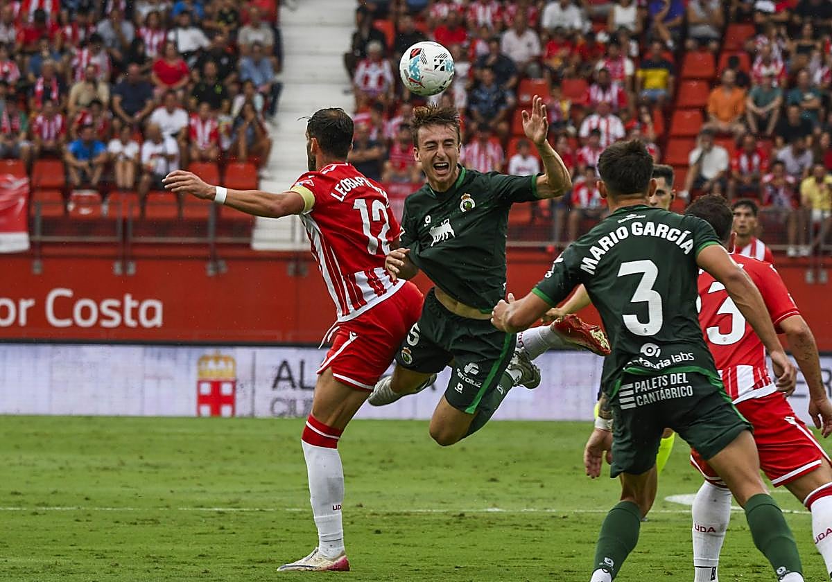Javi Castro despeja de cabeza ante Leo Baptistao en el encuentro de ayer.