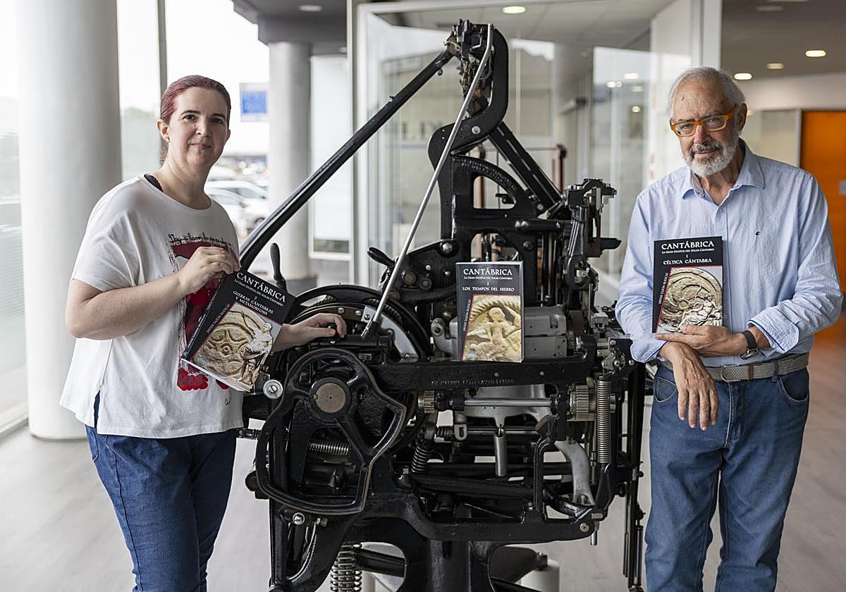 La editora Rosa Ceballos y Javier Tazón junto a los tres vólumenes que componen la trilogía 'Cantábrica'.