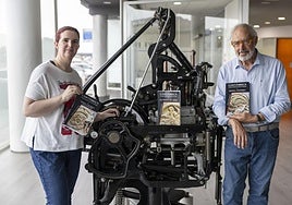 La editora Rosa Ceballos y Javier Tazón junto a los tres vólumenes que componen la trilogía 'Cantábrica'.