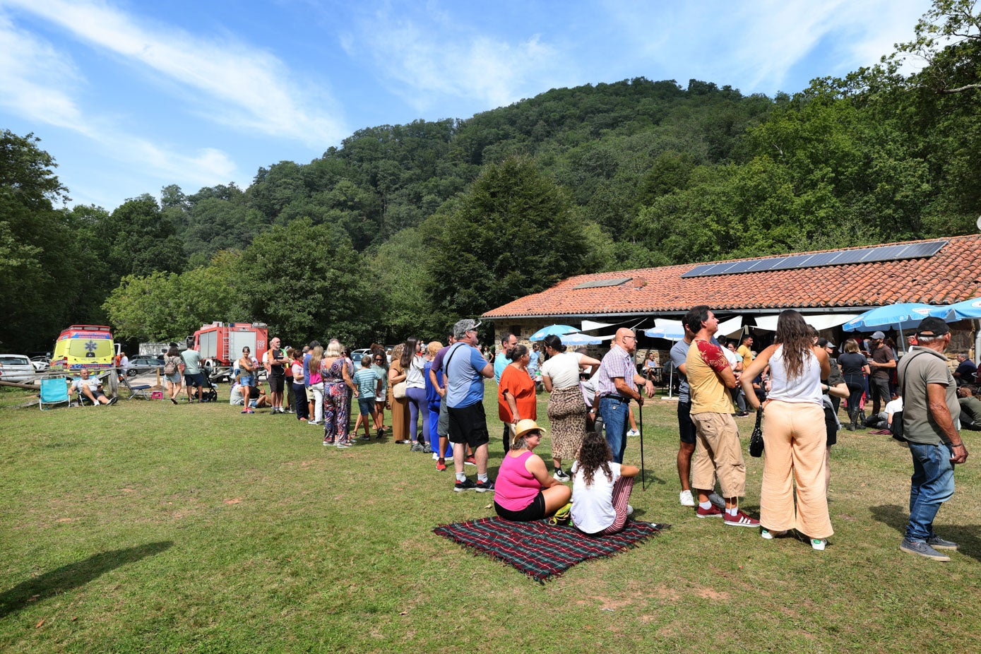 Algunas se sentaron para hacer más llevadera la espera en la cola.