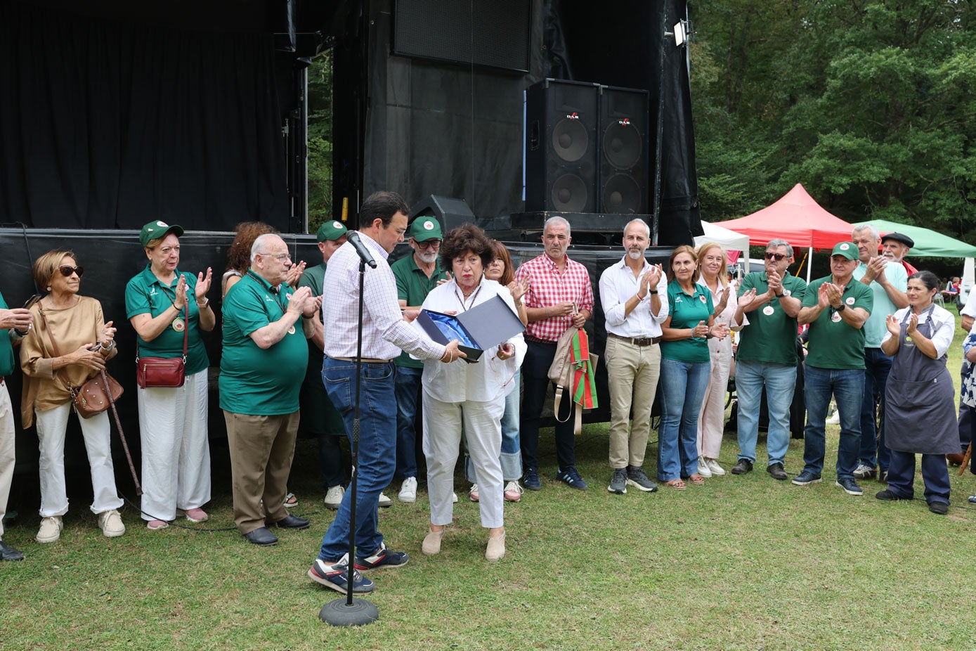 El alcalde de Ruente entrega una placa a la viuda de Gabriel Argumosa, presidente de la Cofradía de los Cocidos