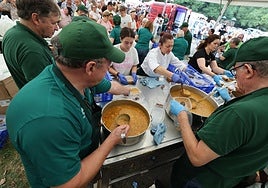 Reparto de las raciones del tradicional guiso, por parte de la Cofradía de los Cocidos.