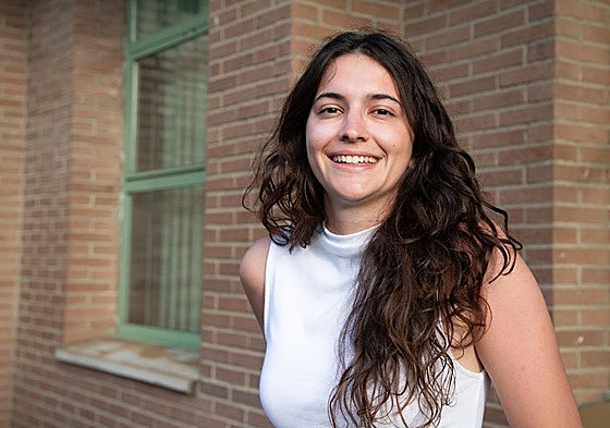 Ana Moreno Barriga, egresada de la UC, esta semana, en el campus de Las Llamas.