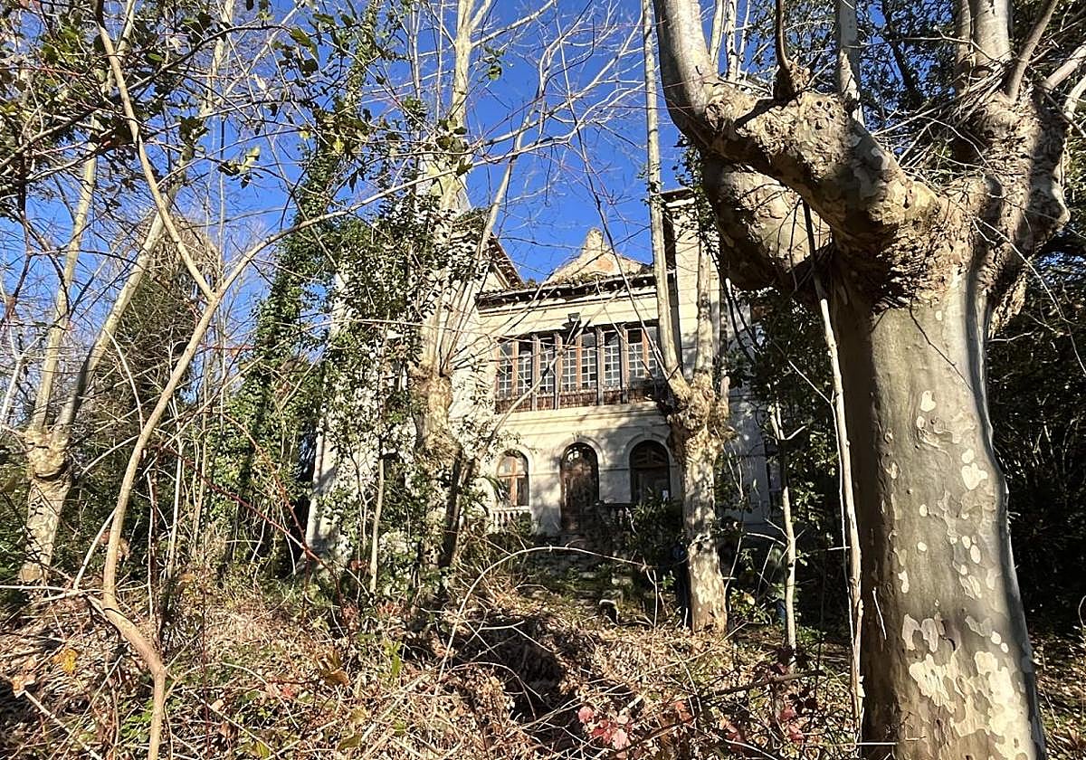 Villa Amalia y su entorno presentan un avanzado estado de abandono.