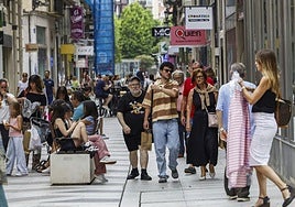 El centro de Santander, abarrotado de gente en una mañana nublada de verano.