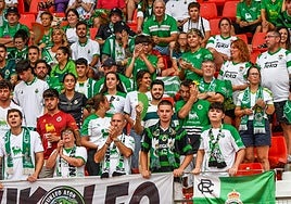 Jeremy celebra uno de sus goles en el Almería Stadium