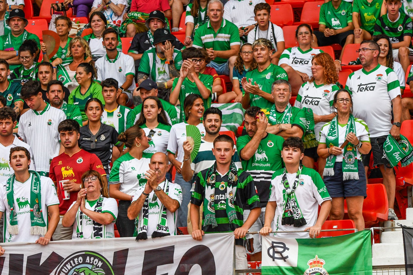 La hinchada verdiblanca, expectante en la grada.
