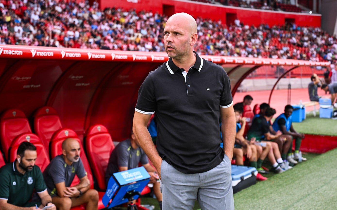 José Alberto, pensativo en el banquillo verdiblanco.