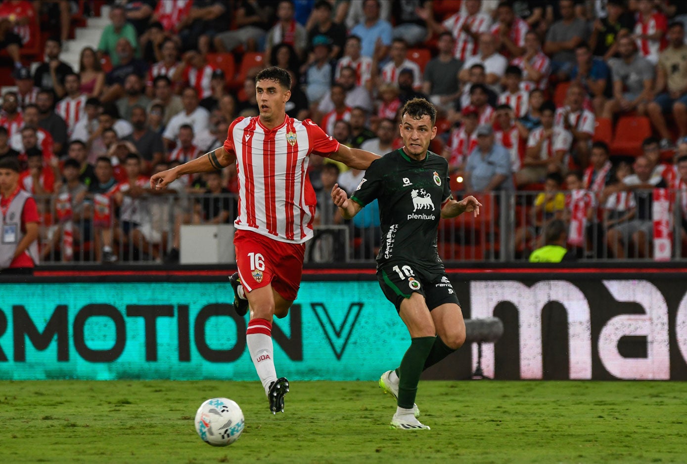 Íñigo Vicente intenta recibir el balón en presencia de Luna.