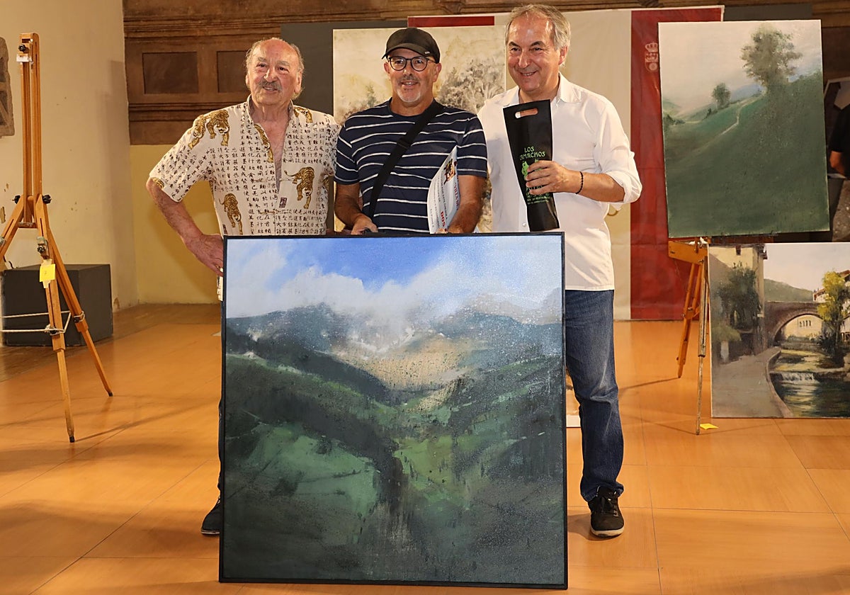 José Reyes, con el cuadro ganador, junto a Javier Gómez, alcalde de Potes, y el pintor Joaquín Besoy