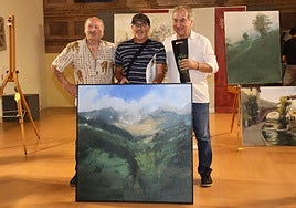 José Reyes, con el cuadro ganador, junto a Javier Gómez, alcalde de Potes, y el pintor Joaquín Besoy