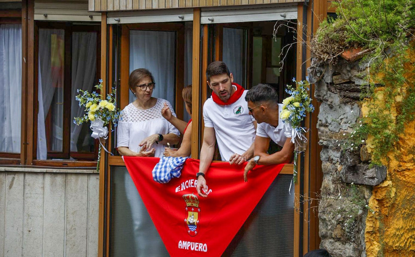 Los balcones se llenaron para ver el encierro.