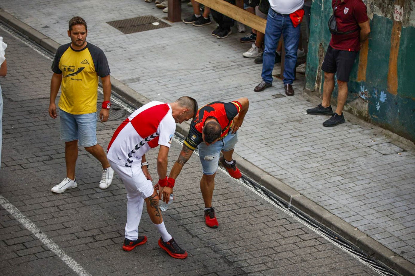 Un corredor local enfría un golpe durante la carrera.
