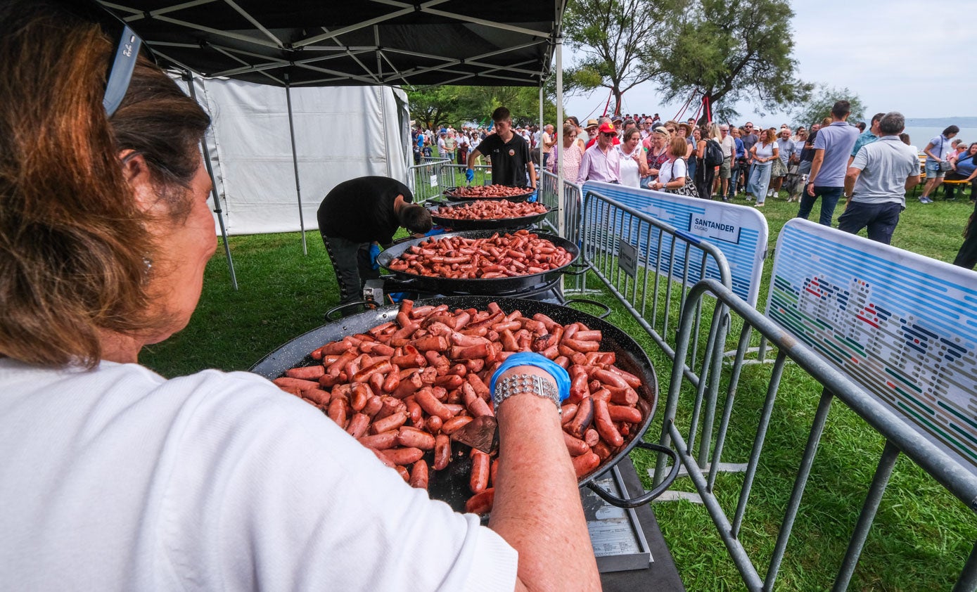 Uno de los momentos más esperados de la jornada fue el reparto del chorizo cántabro. 