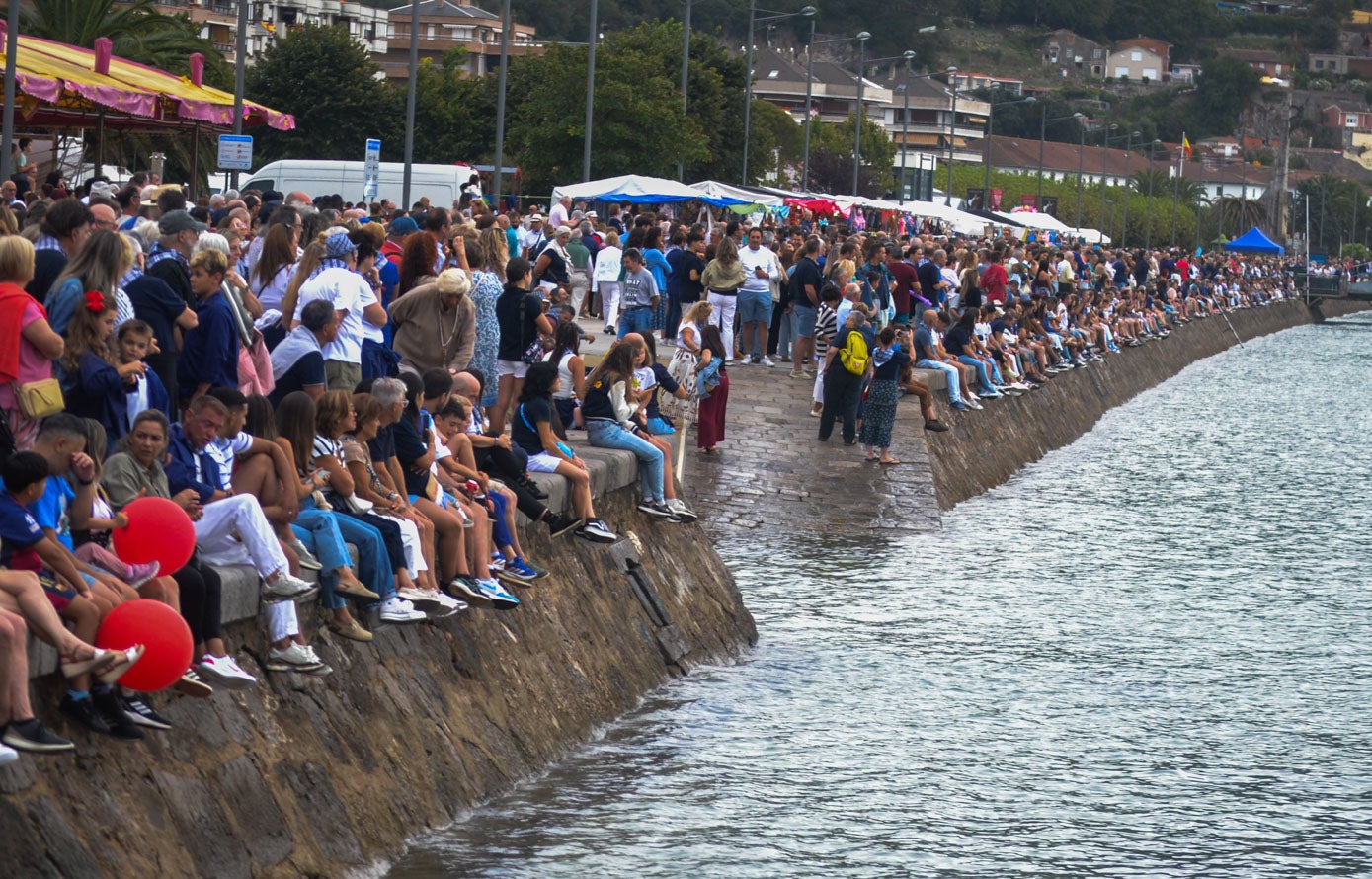 Santoñeses y visitantes se agolparon a lo largo del Pasaje para contemplar las bendiciones.