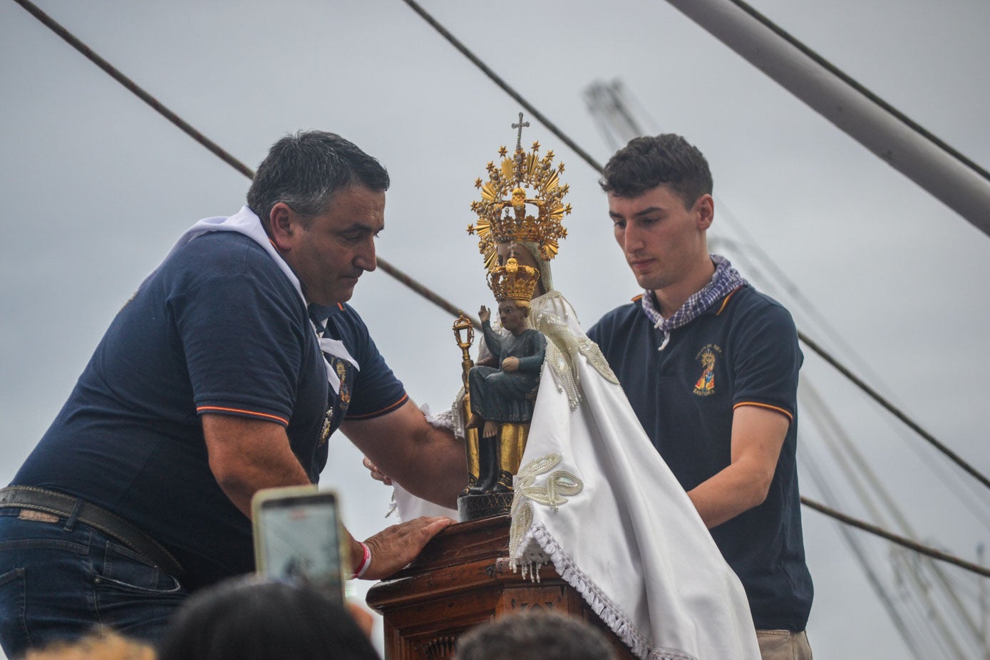 La imagen es colocar con suma delicadeza en un lugar privilegiado del barco Nuevo Libe.