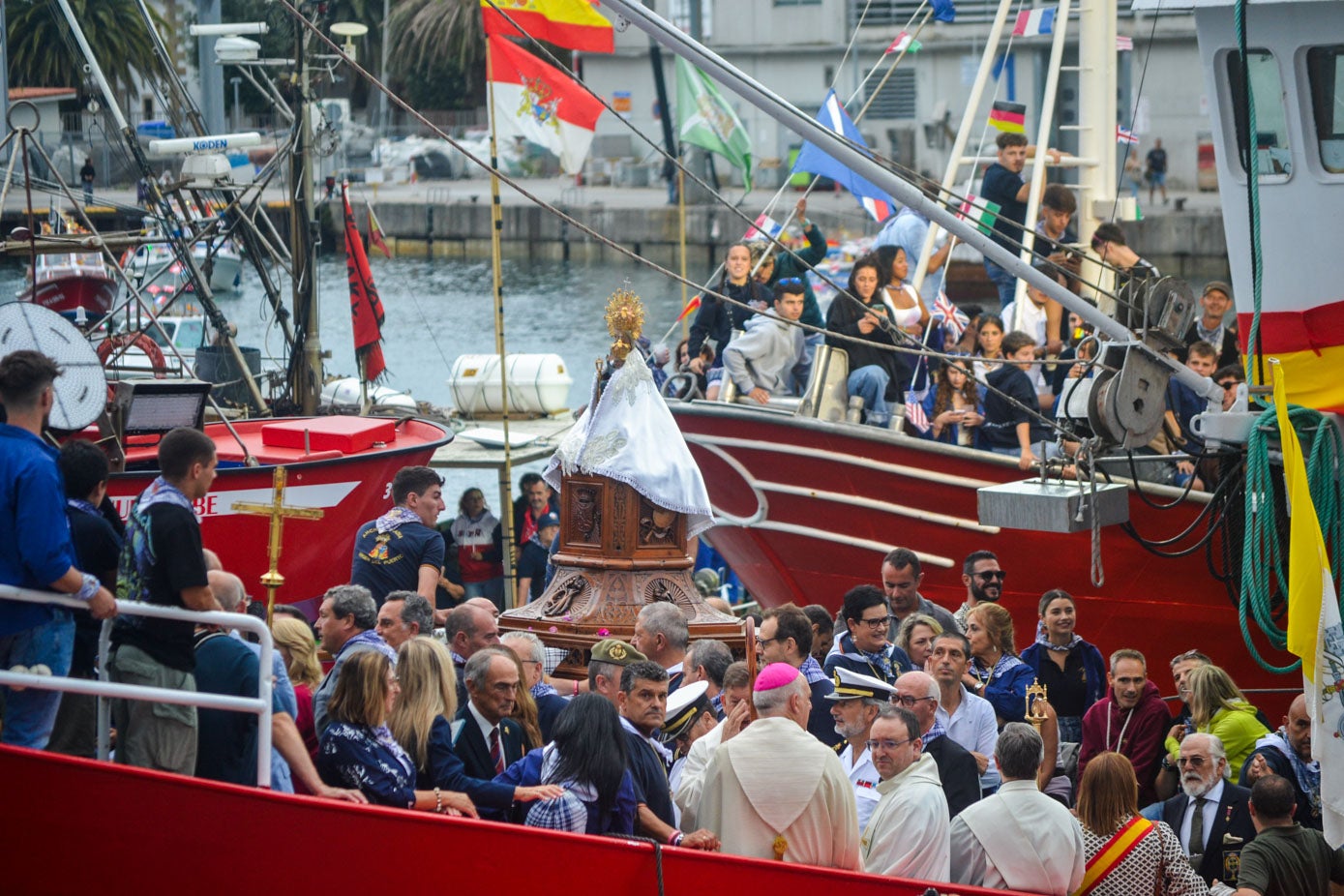 Autoridades regionales, locales y religiosas embarcaron junto a los vecinos para asistir a la procesión marítima