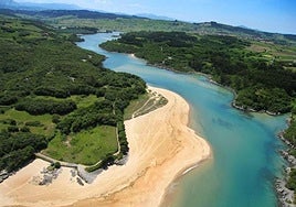 Vista de la ría de Castellanos y playa de La Arena, en Isla.