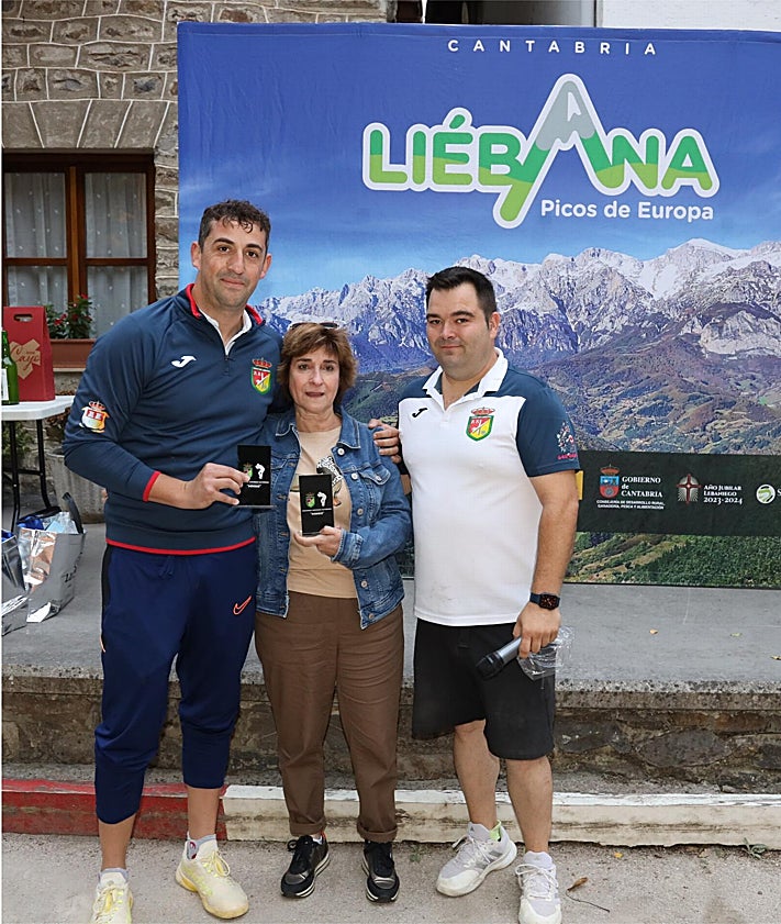 Imagen secundaria 2 - Jugadores, familiares de Domingo y organizadores; Juanjo González, recibiendo el premio de manos de Mariano Gómez, teniente de alcalde del ayuntamiento de Vega de Liébana, y Adrián Fernández, entregando un recuerdo a Ana Tens y Raúl Gutiérrez, viuda y sobrino de Domingo Gutiérrez