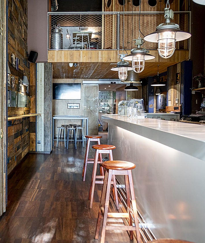 Imagen secundaria 2 - Comedor en la zona reservada para 20 personas; barra principal, con entrada por Calderón de la Barca y pub, con acceso desde la calle Lealtad.