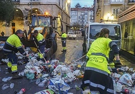 Operarios de PreZero recogen las toneladas de basura acumuladas durante la pasada Nochevieja.