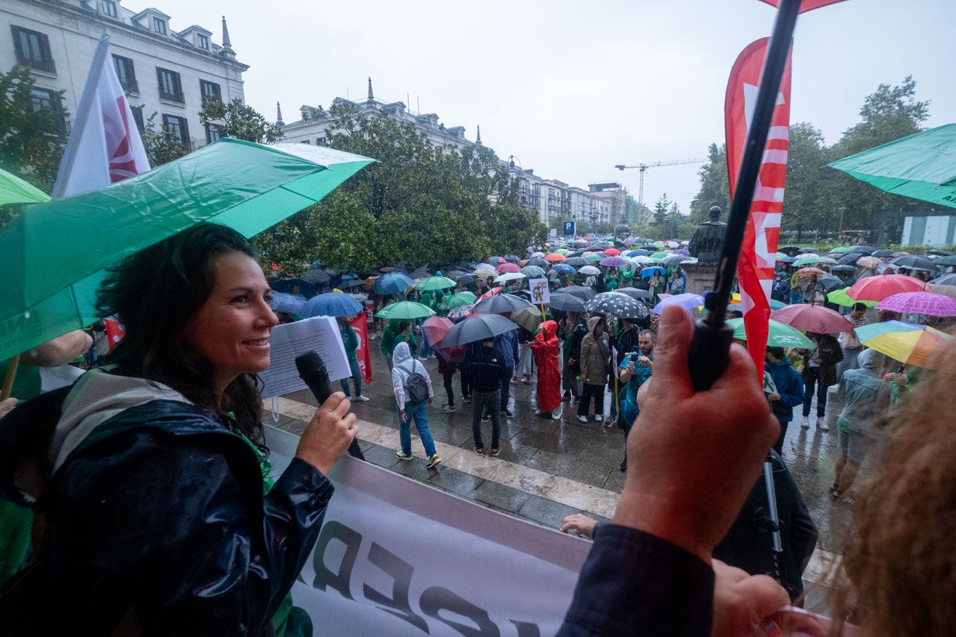 Rus Trueba, presidenta de la Junta de Personal Docente, lee el manifiesto al finalizar la manifestación en la sede de Correos.