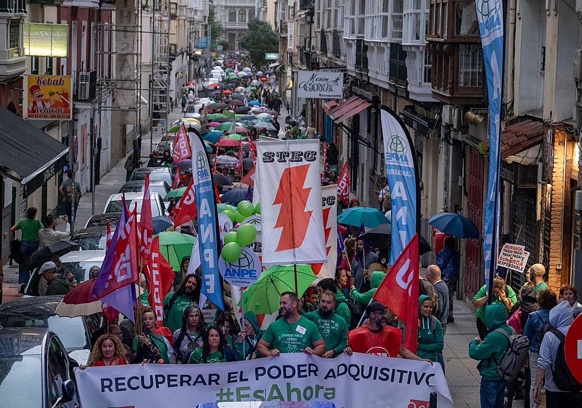 La primera jornada de huelga convocada por los sindicatos finalizó con una multitudinaria manifestación por las calles del centro de Santander