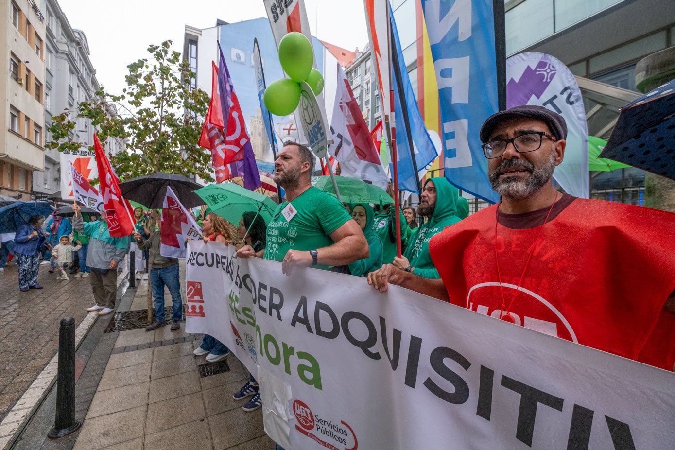 Una de las paradas (antes del cambio de planes por la lluvia) fue ante la sede del Gobierno de Cantabria en Peña Herbosa. 