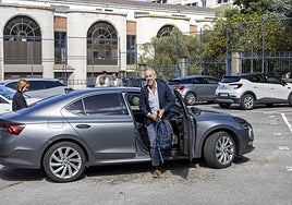 El consejero de Educación, Sergio Silva, abandona su vehículo frente al Consejo Escolar.