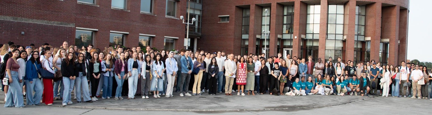 Foto de los más de 300 alumnos internacionales de la UC y las autoridades académicas en la terraza de la Facultad de Ciencias Económicas.