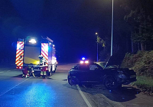 Así se encontraba el vehículo tras salir de la vía y volcar en Arnuero.
