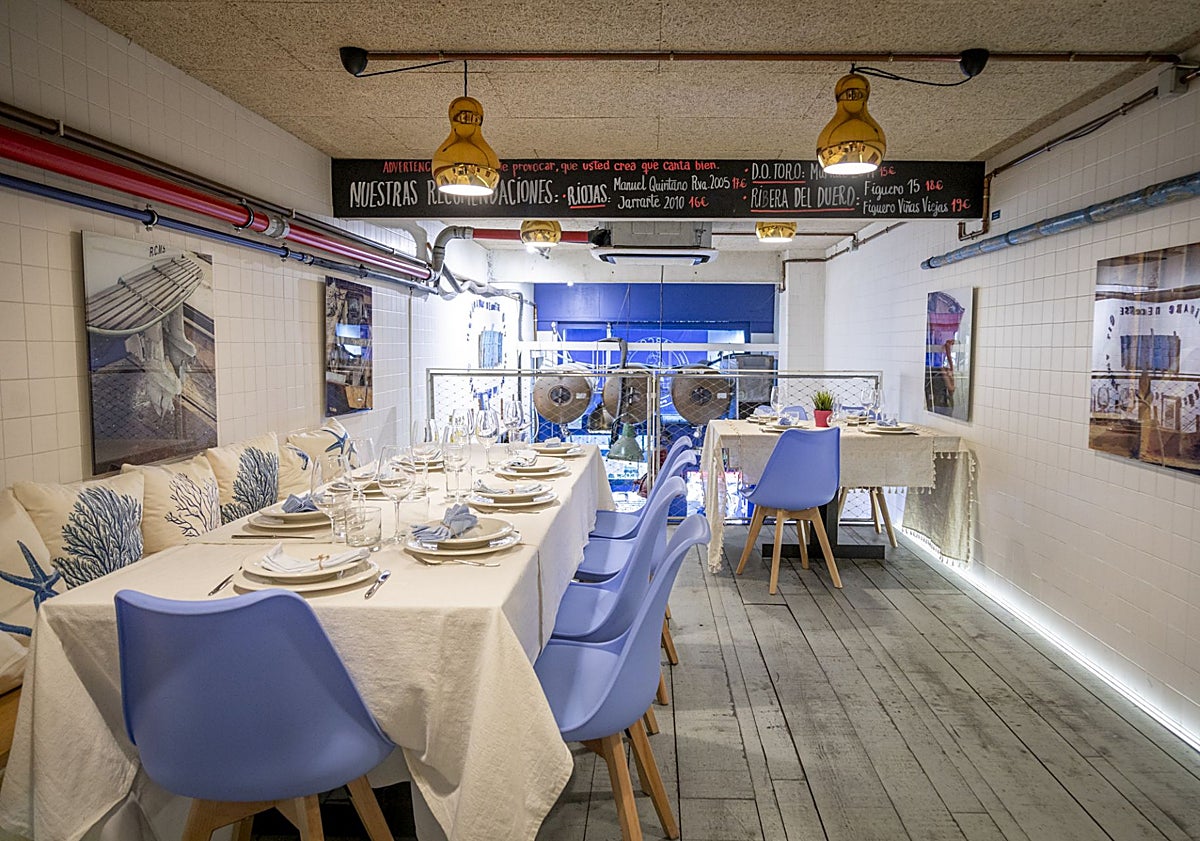 Imagen principal - Comedor en la zona reservada para 20 personas; barra principal, con entrada por Calderón de la Barca y pub, con acceso desde la calle Lealtad.