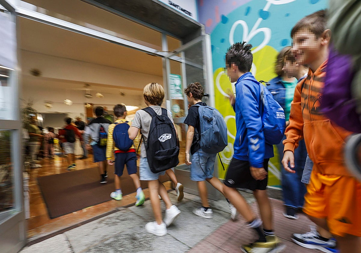El CEIP Cisneros abre sus puertas al paso de los alumnos que hoy afrontan un nuevo curso.