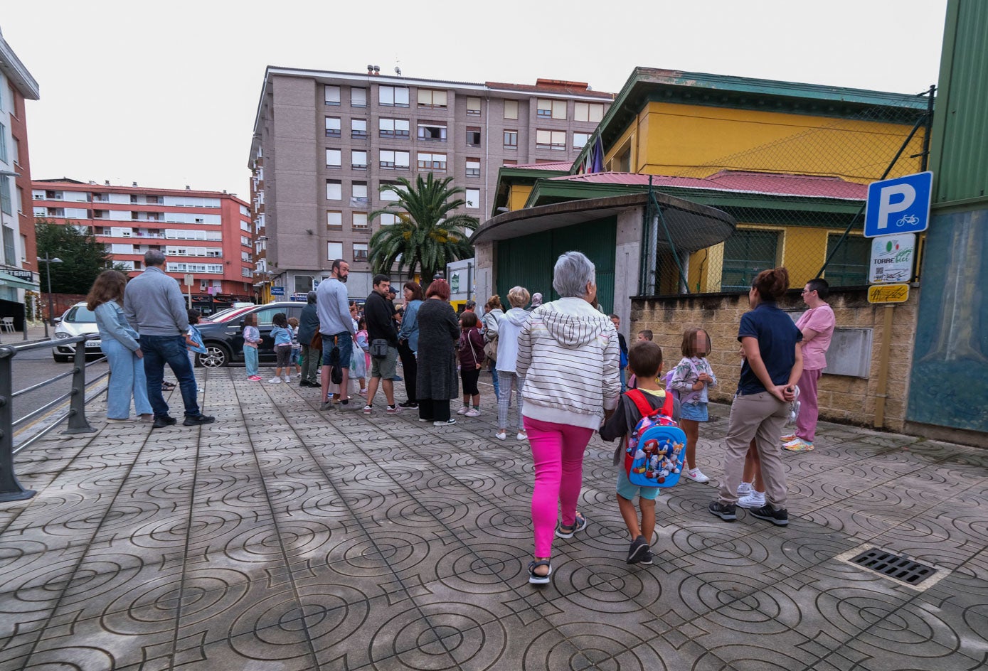 «Esta es una situación excepcional y lo respetamos, por ejemplo, no traeremos el material hasta el miércoles», aseguraba una de las madres del centro.