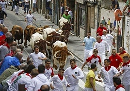 Los mozos corren delante de los toros de la ganadería navarra de Reta.