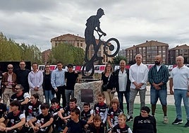 Foto de familia ante la escultura de Raúl Gutiérrez en el bike park de Reinosa.