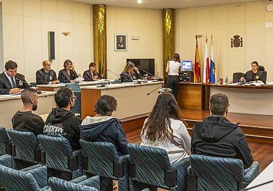 Los cinco acusados protagonizaron incendios durante trece días.