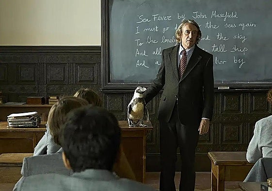 Steve Coogan junto al pingüino que da título al filme.