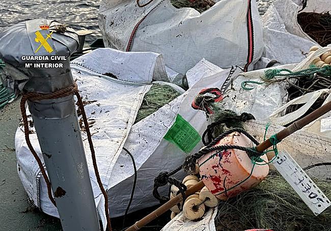 Nasas ilegales halladas en la operación.