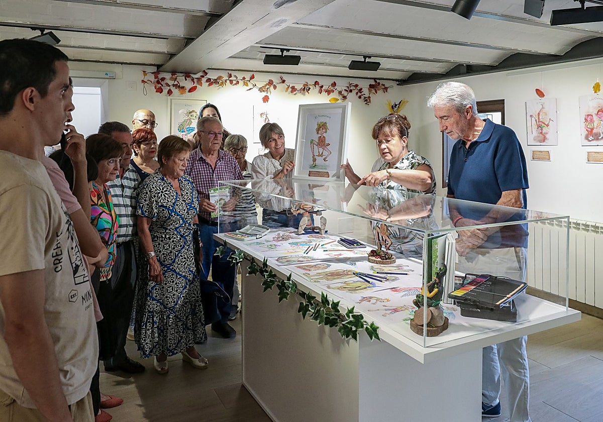 Laura Ruiz mostrando algunos de los materiales que ha utilizado para ilustrar su libro 'Seres mágicos de Cantabria'.