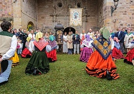 El grupo de danzas Virgen de las Nieves de Tanos ha puesto la nota de color a la mañana tras la misa mayor.