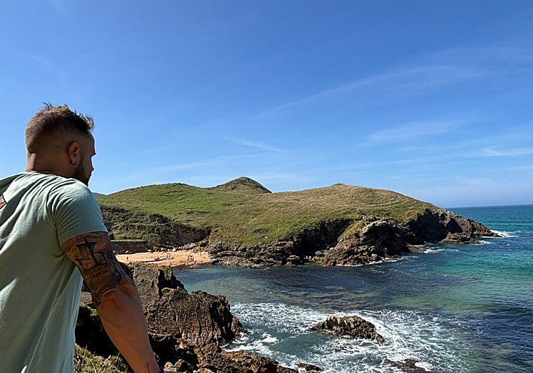 El ertzaintza José Rodríguez, tras el rescate viendo la zona en la que se produjo el suceso.