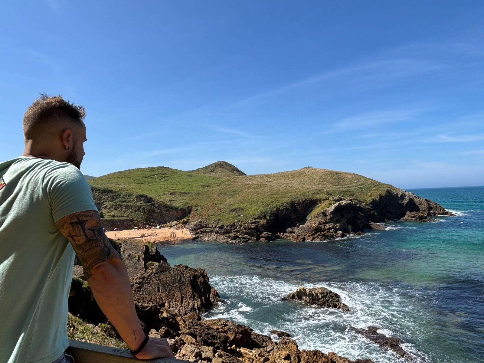 Imagen principal - Un ertzaina fuera de servicio salva la vida a un matrimonio en la playa de Ubiarco