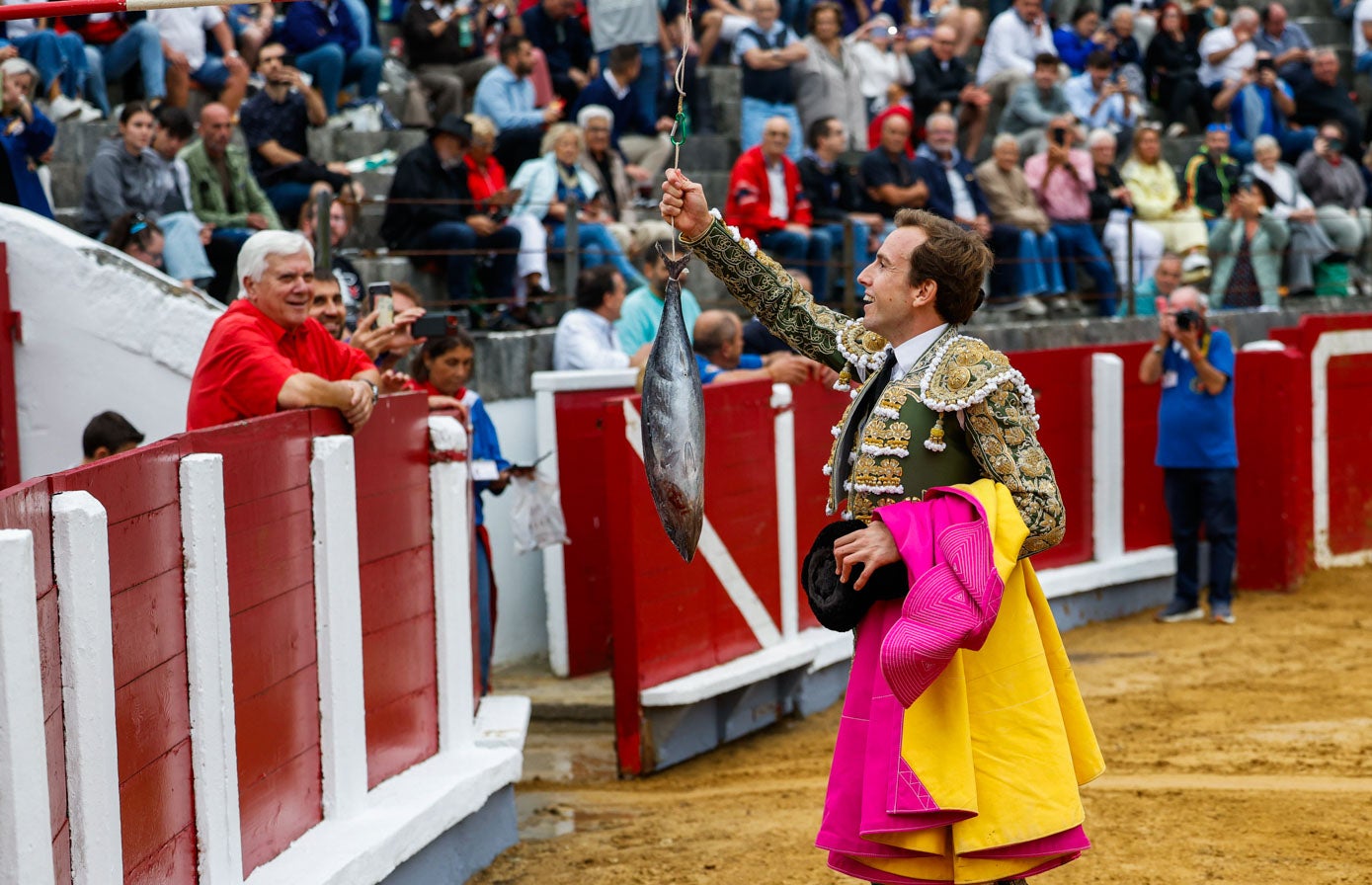 Román con un bonito regalado por las peñas.