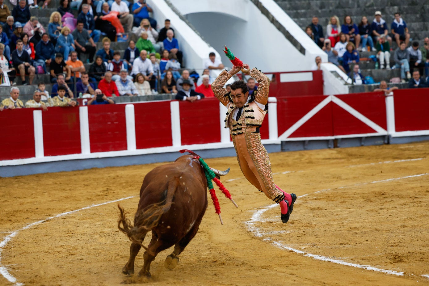 Par de banderillas de El Fandi.